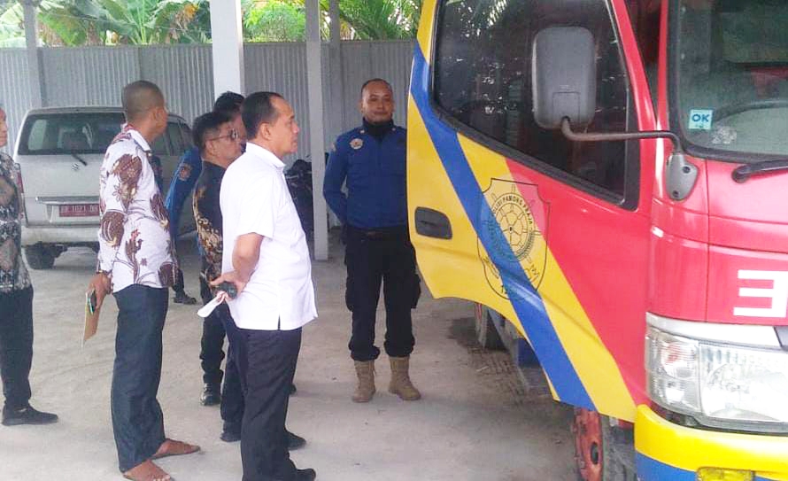 Bupati Zahir Instruksikan Personel Damkar Tetap Siap Siaga