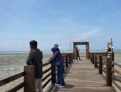 Wisatawan Senang Menikmati Pantai Sejarah, Ketua Kadin OK Faizal Bergumam Menambah Panjang JPP