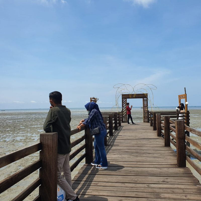 Wisatawan Senang Menikmati Pantai Sejarah, Ketua Kadin OK Faizal Bergumam Menambah Panjang JPP