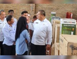 Kadisnaker Sumut Serahkan Alat Bantu Usaha kepada Wirausaha Baru di Batubara