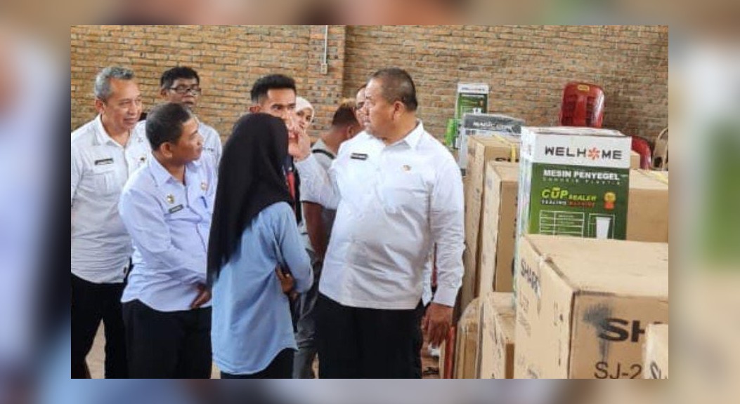 Kadisnaker Sumut Serahkan Alat Bantu Usaha kepada Wirausaha Baru di Batubara