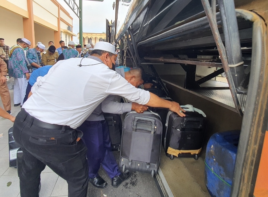 Rombongan Jamaah Haji Batu Bara Konvoi dari Medan, Singgah Sholat Ashar di Rest Area