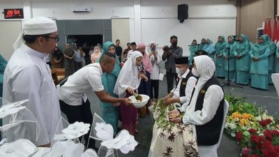 Jamaah Haji Batu Bara Disambut Marhaban, Bupati Zahir dan Istri Ditampung Tawar Ibunda Tercinta