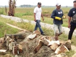 Kades Suka Raja Awasi Langsung Pengerjaan Proyek TPT