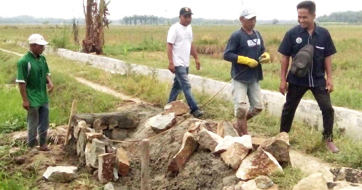 Kades Suka Raja Awasi Langsung Pengerjaan Proyek TPT