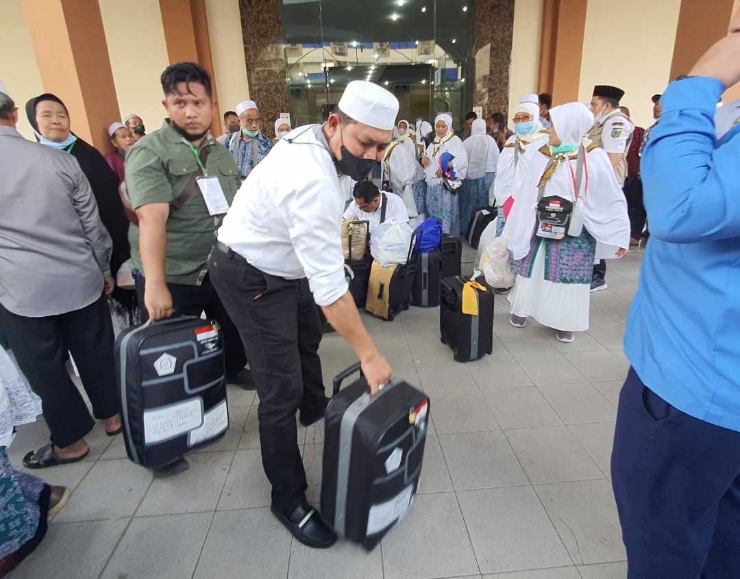 Jamaah Haji Batu Bara Tangkap Tangan H. Zahir, Teriakkan “Bupati Hebat…!”