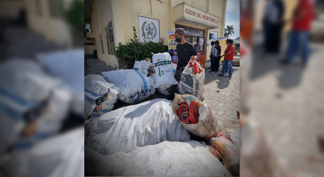 Terjadi Di Porsea, Beli Sembako Bayar Pakai Sampah