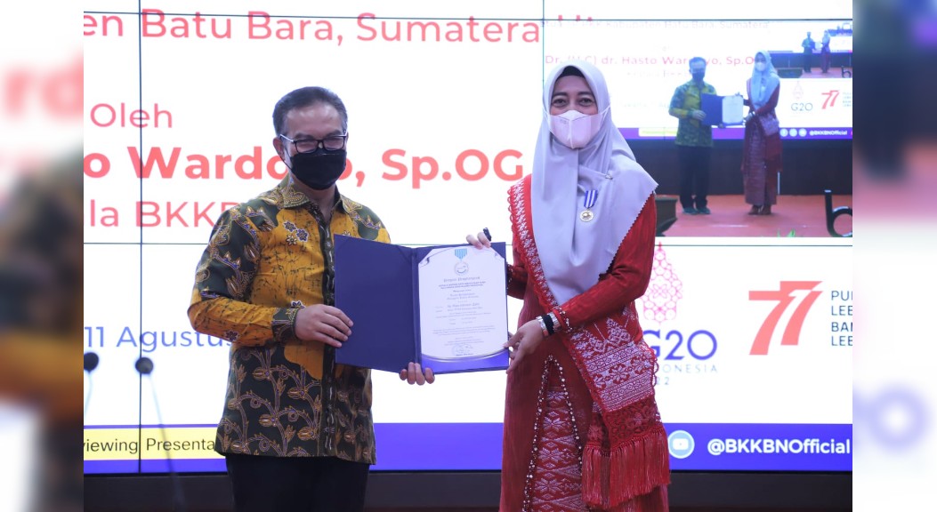 Maya Zahir Terima Penghargaan Manggala Karya Kencana