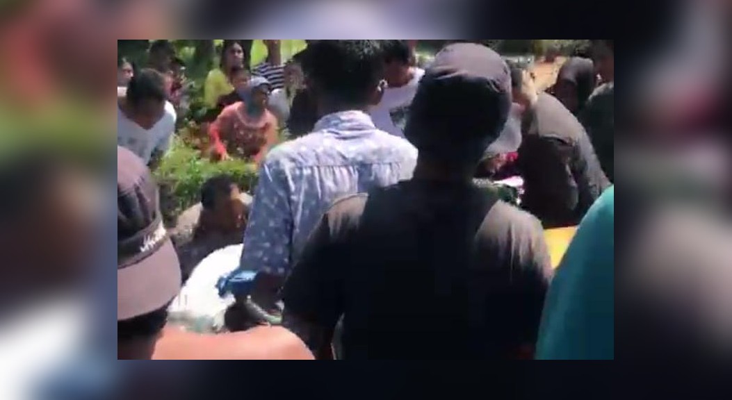 Pengendara Yamaha Tewas Terlindas Trailer