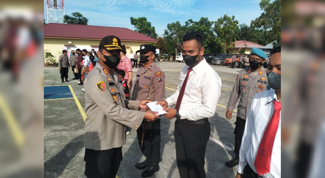 AKBP Ali Machfud Serahkan Hadiah kepada Pemenang Kapolres Sergai Cup I