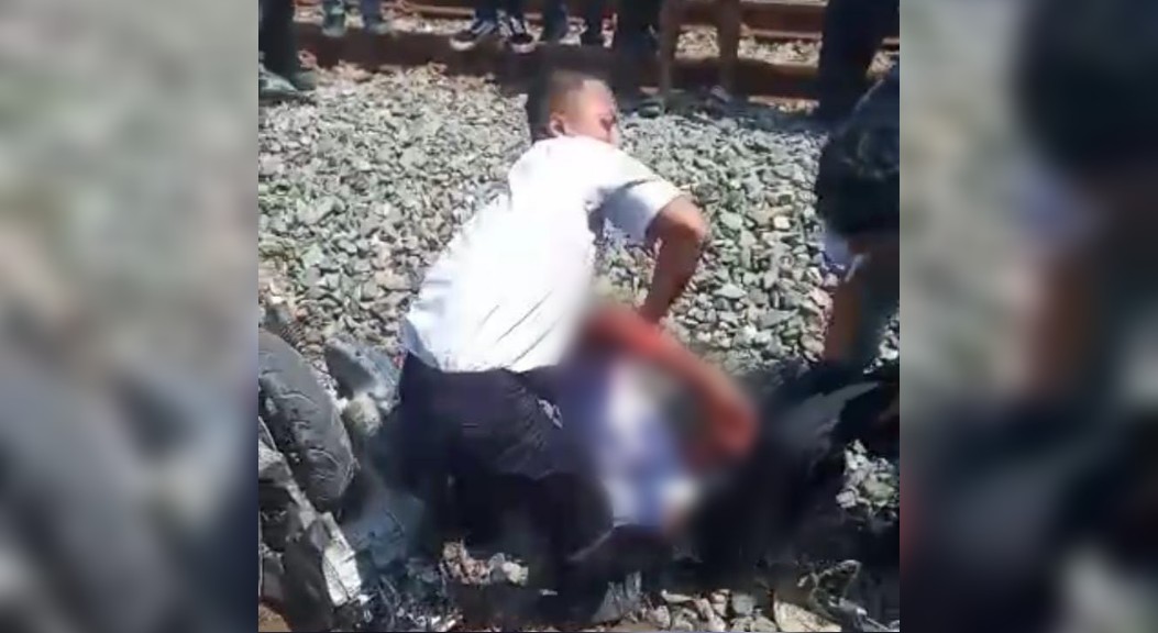 Sepasang Pelajar Tewas Tersambar Si "Ular Besi"