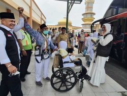 Jamaah Haji Batu Bara Tangkap Tangan H. Zahir, Teriakkan “Bupati Hebat…!” 12 Jamaah Haji Batu Bara Tangkap Tangan H. Zahir, Teriakkan “Bupati Hebat…!”