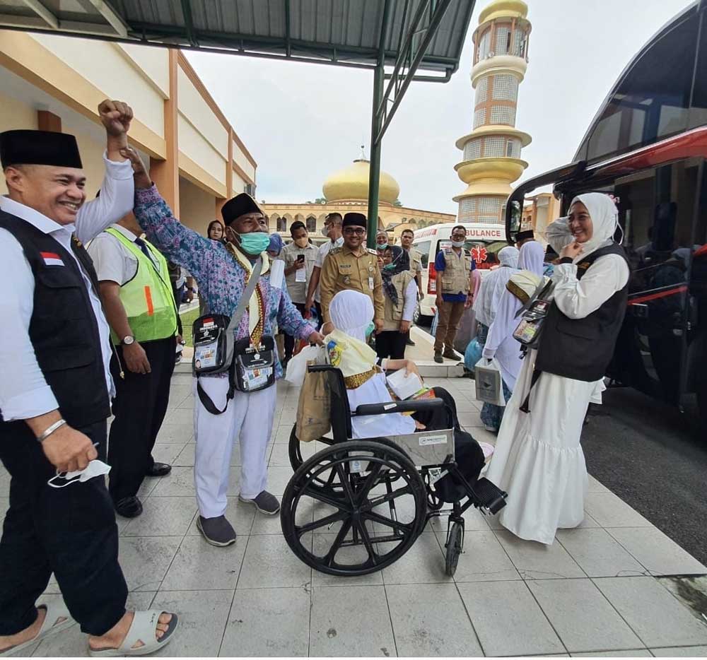 Jamaah Haji Batu Bara Tangkap Tangan H. Zahir, Teriakkan “Bupati Hebat…!”