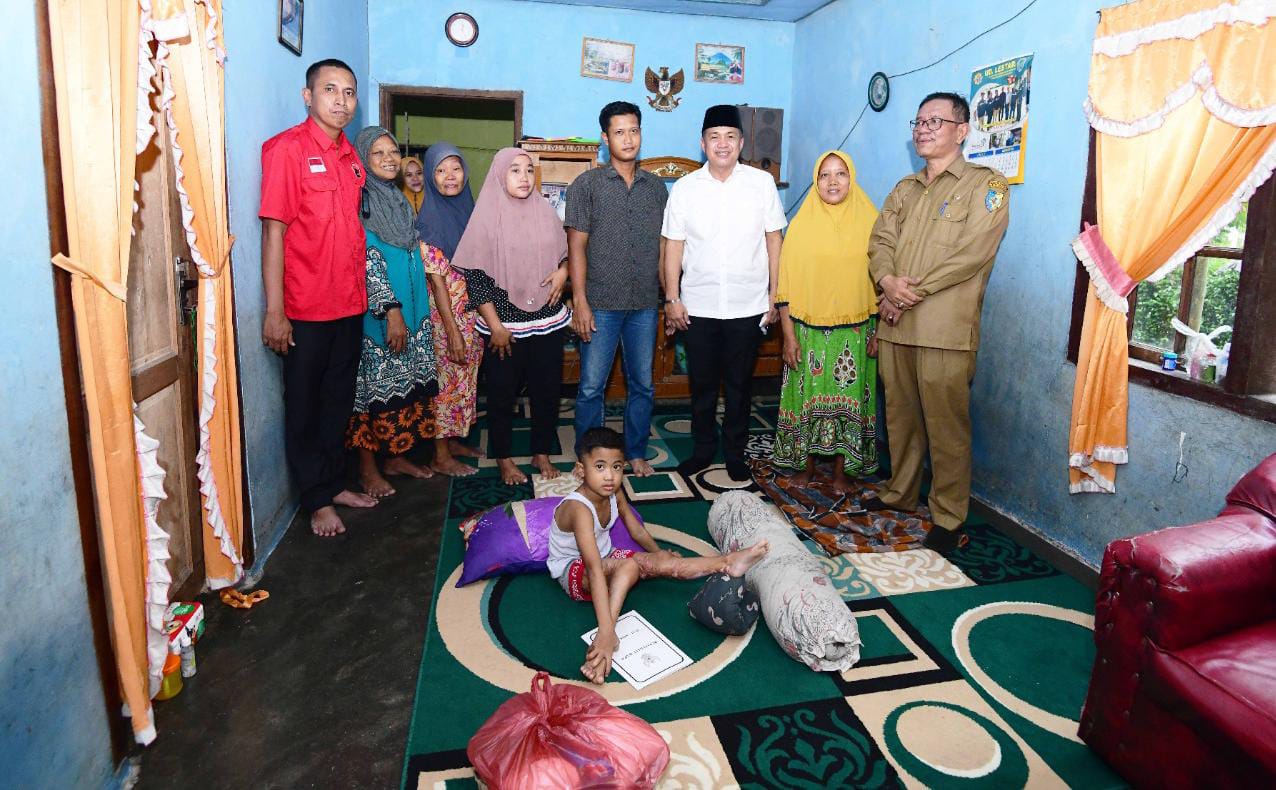 Bupati Zahir Berikan Jaminan Berobat Sampai Sembuh Kepada 2 Warga Aras