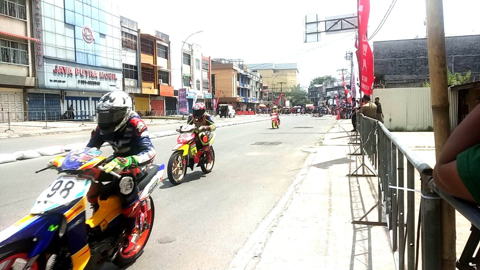 Petugas Lakukan Pengamanan Sirkuit Street Race