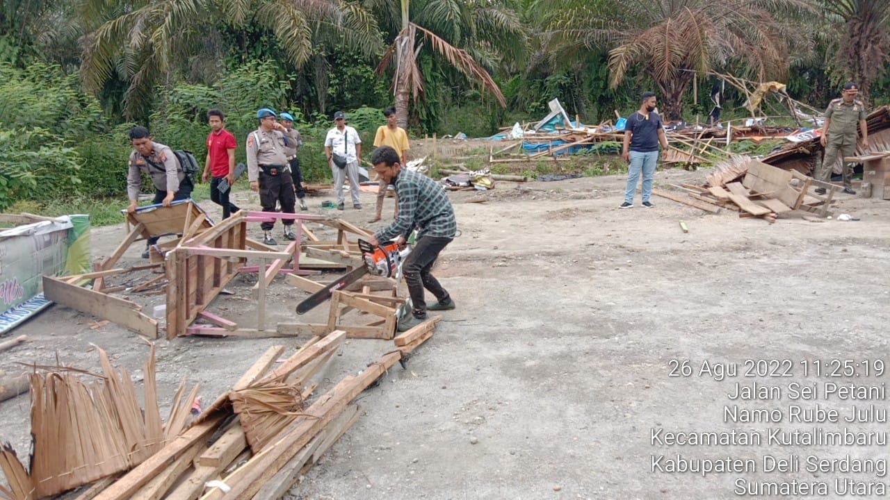 Petugas Gabungan Robohkan 6 Pondok di Seputaran Diskotik Sky Garden