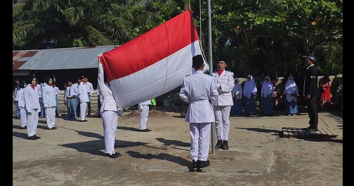 Peringati HUT RI, Dua Sekolah Ini Gelar Upacara Bendera dan Pawai Bersama