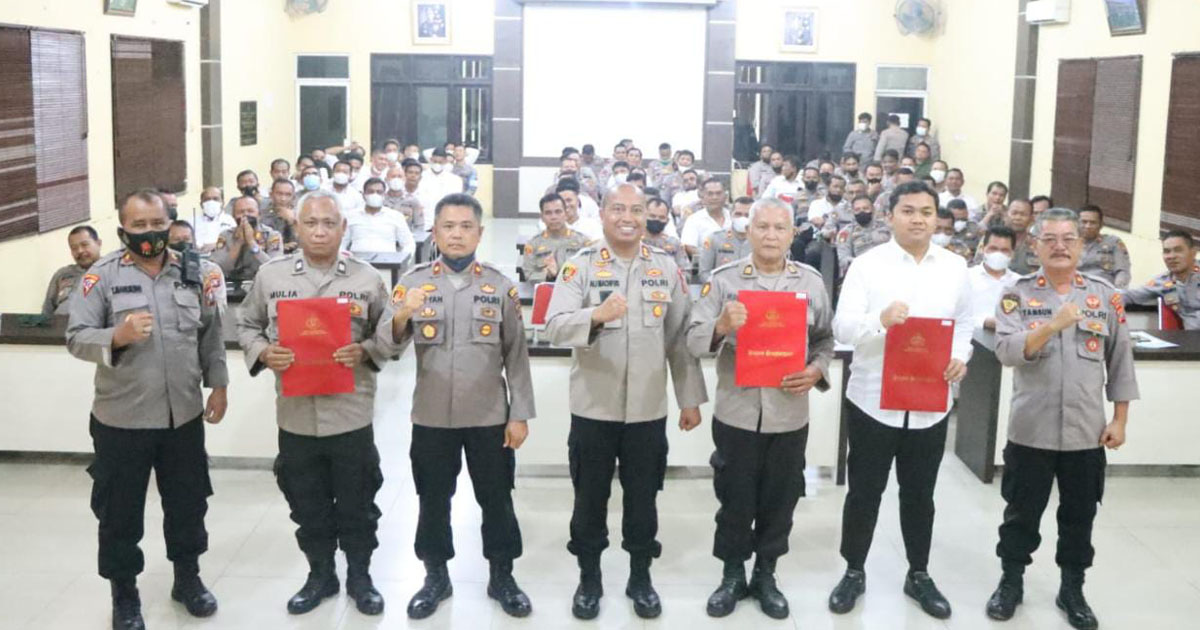 Kapolda Sumut Serahkan Penghargaan kepada Personel Polres Sergai