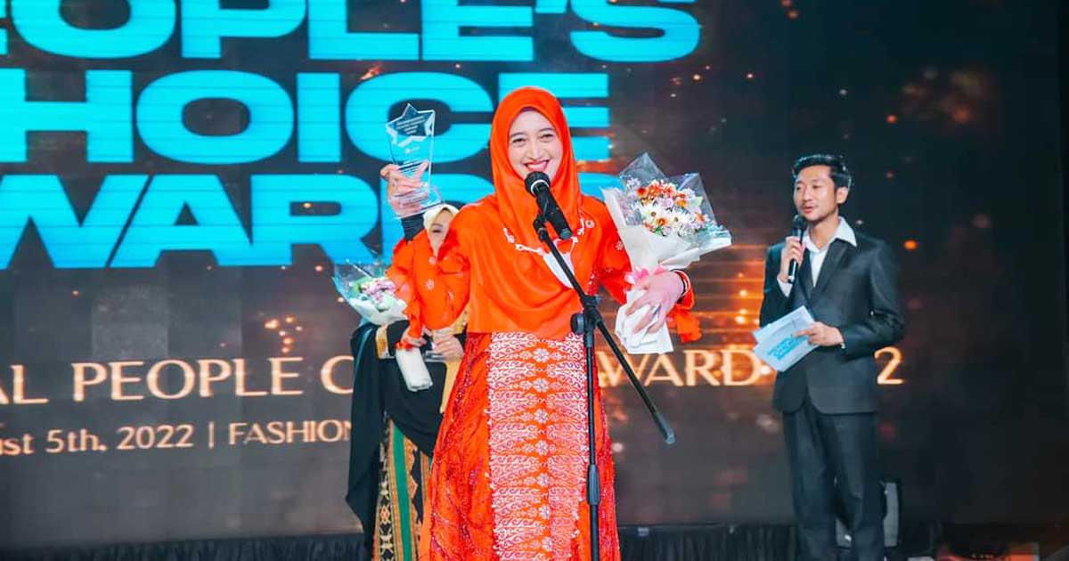 Maya Zahir Terima Penghargaan Internasional People Choice Award