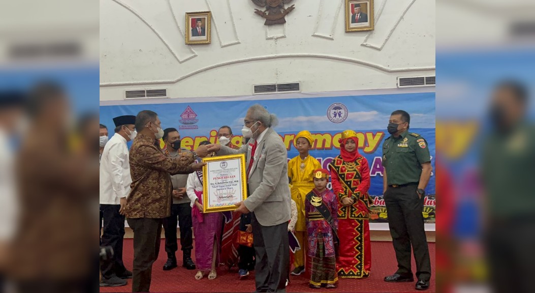 Komnas PA Serahkan Penghargaan pada Rahudman