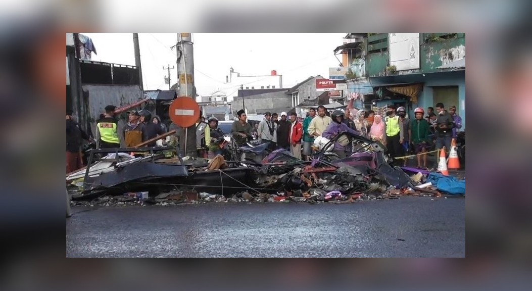 Bus Pariwisata Tabrak Sejumlah Mobil, Enam Orang Tewas