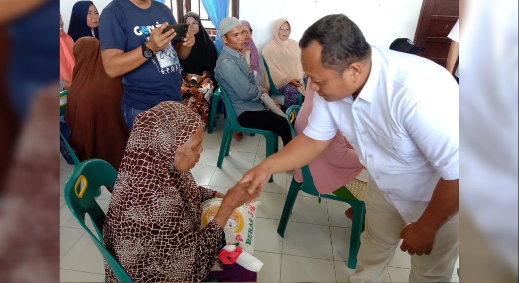 OK Faizal Salurkan Beras Bantuan untuk Warga Terdampak Kenaikan Harga BBM