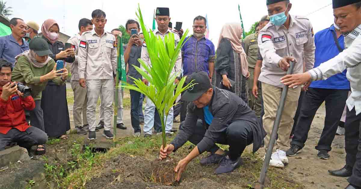 Bupati Batu Bara Tanam Pinang di Simodong