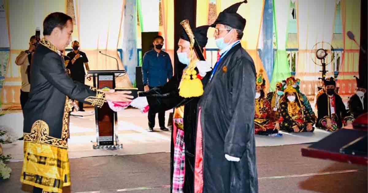 Jokowi Tersenyum Saat Disapa La Ode Muhammad Joko Widodo Lakina Bhawaangi yi Nusantara