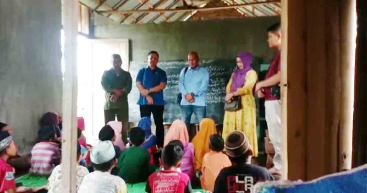 Ketua Partai Demokrat Sergai Serahkan Bantuan untuk Madrasah Mahadiyyah Ar Ridwan