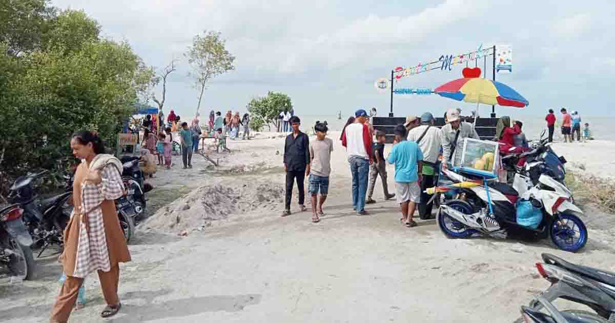 Pengunjung Pantai Merdeka Ingin Pengelola Sediakan Sarana Permainan Anak