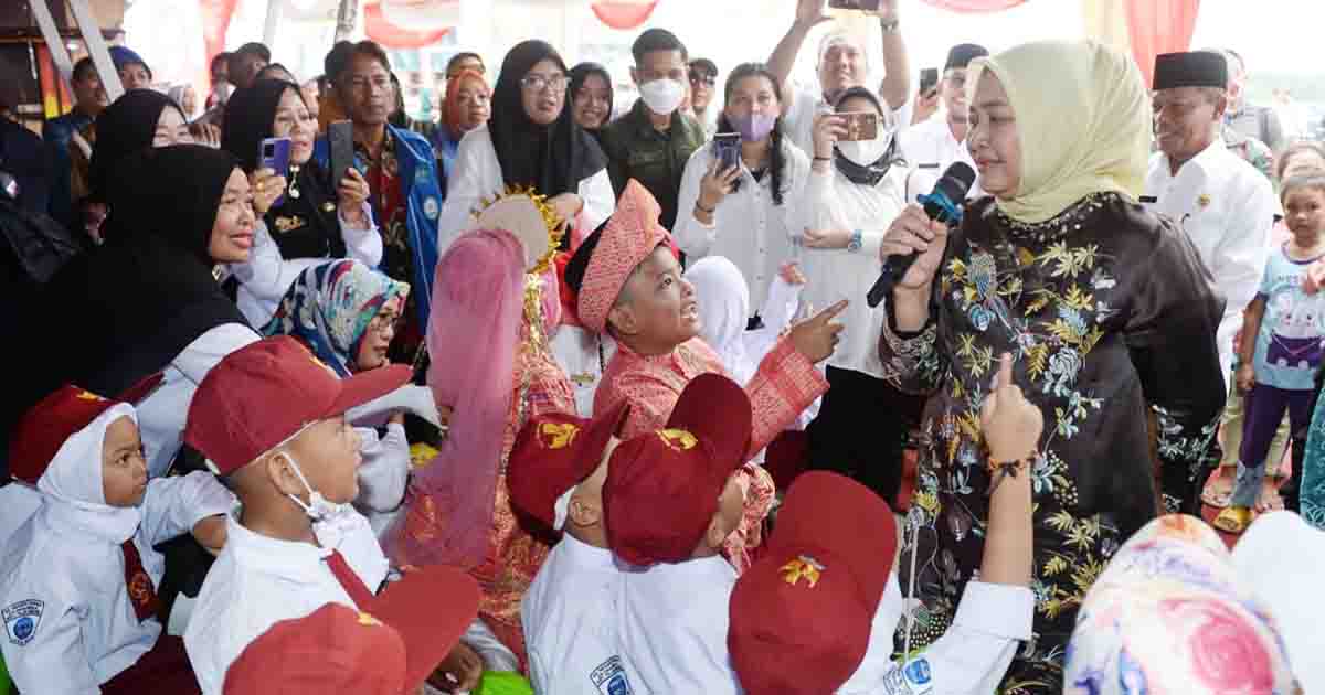 Nawal Lubis Bicara Soal Manfaat Makan Ikan ke Warga Tanjung Balai