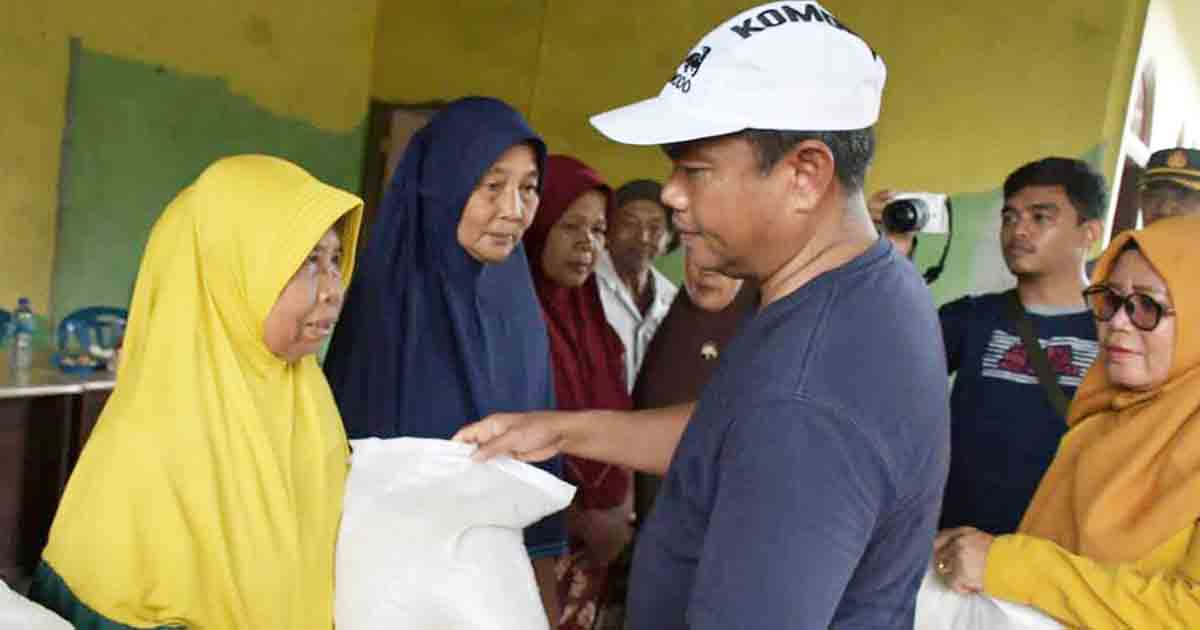 Bupati Sergai Serahkan Bantuan Sekaligus Tampung Keluhan Warga Korban Banjir 
