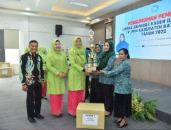 Maya Zahir Serahkan Hadiah Kepada Pemenang Jambore Kader Dasawisma