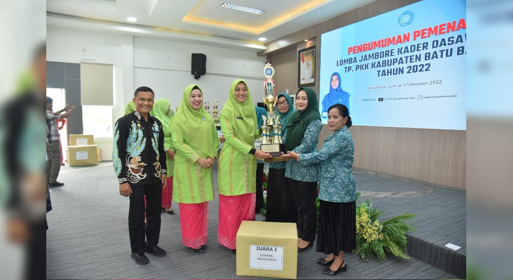 Maya Zahir Serahkan Hadiah Kepada Pemenang Jambore Kader Dasawisma