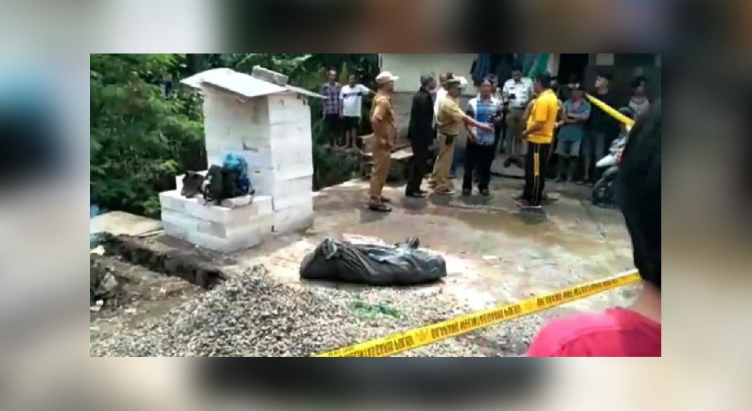 Mayat Tanpa Identitas Terbungkus Plastik Ditemukan di Kolong Tol