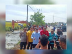 Bupati Batu Bara Ikut Gotong Royong Bersama Personel Polsek Indrapura