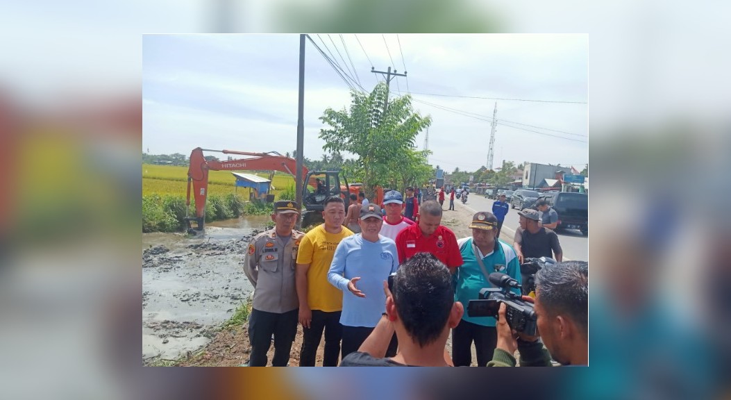 Bupati Batu Bara Ikut Gotong Royong Bersama Personel Polsek Indrapura