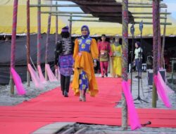 Peserta Fashion Week Batu Bara 2022 Kenakan Wastra Lokal
