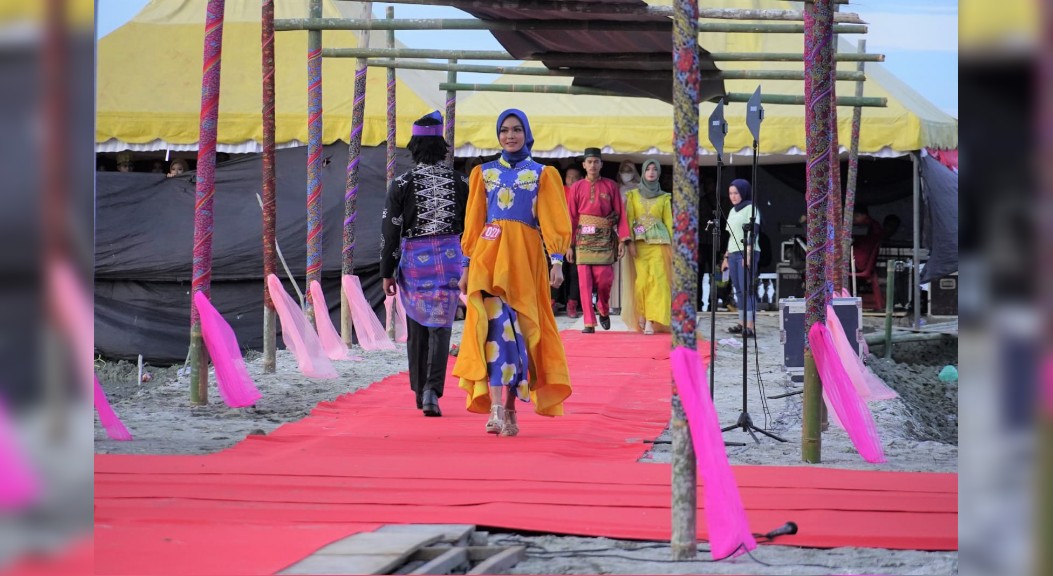 Peserta Fashion Week Batu Bara 2022 Kenakan Wastra Lokal