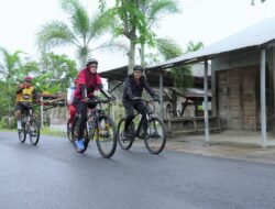 Bupati Zahir Naik Sepeda Tinjau Pasar Murah dan Salurkan Seribu Paket Sembako