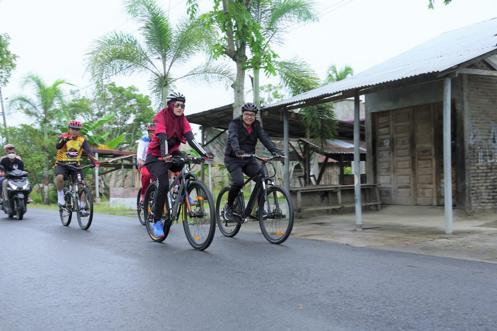 Bupati Zahir Naik Sepeda Tinjau Pasar Murah dan Salurkan Seribu Paket Sembako