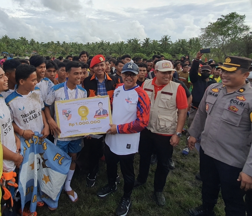 Bupati Zahir Tambah Hadiah Juara-Juara Kompetisi Piala PAC PP Nibung Hangus