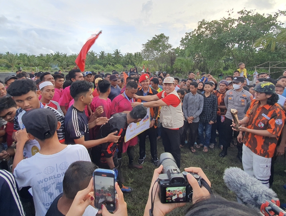 Bupati Zahir Tambah Hadiah Juara-Juara Kompetisi Piala PAC PP Nibung Hangus