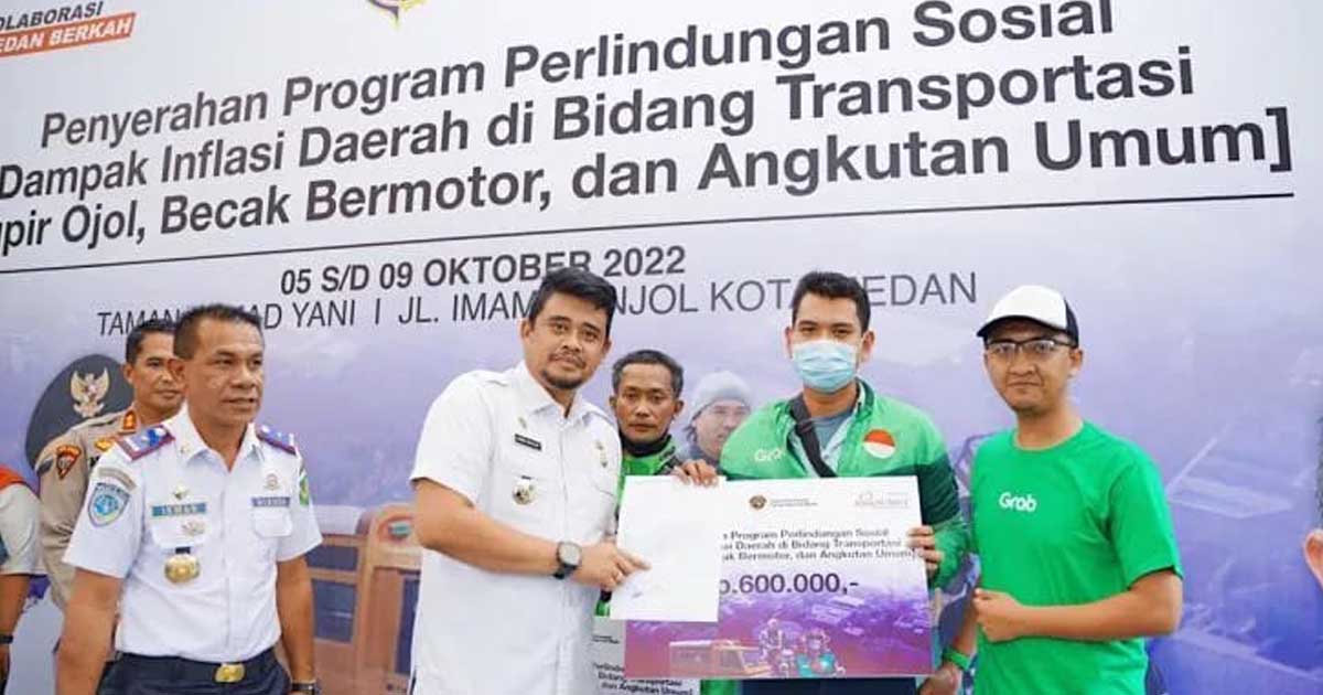 Wali Kota Medan Serahkan Subsidi Rp600 Ribu kepada Pengemudi Transportasi Umum