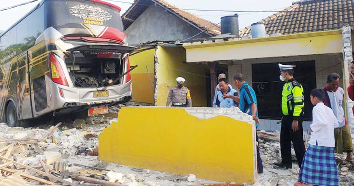Bus Malam Tabrak 4 Rumah, 8 Orang Terluka
