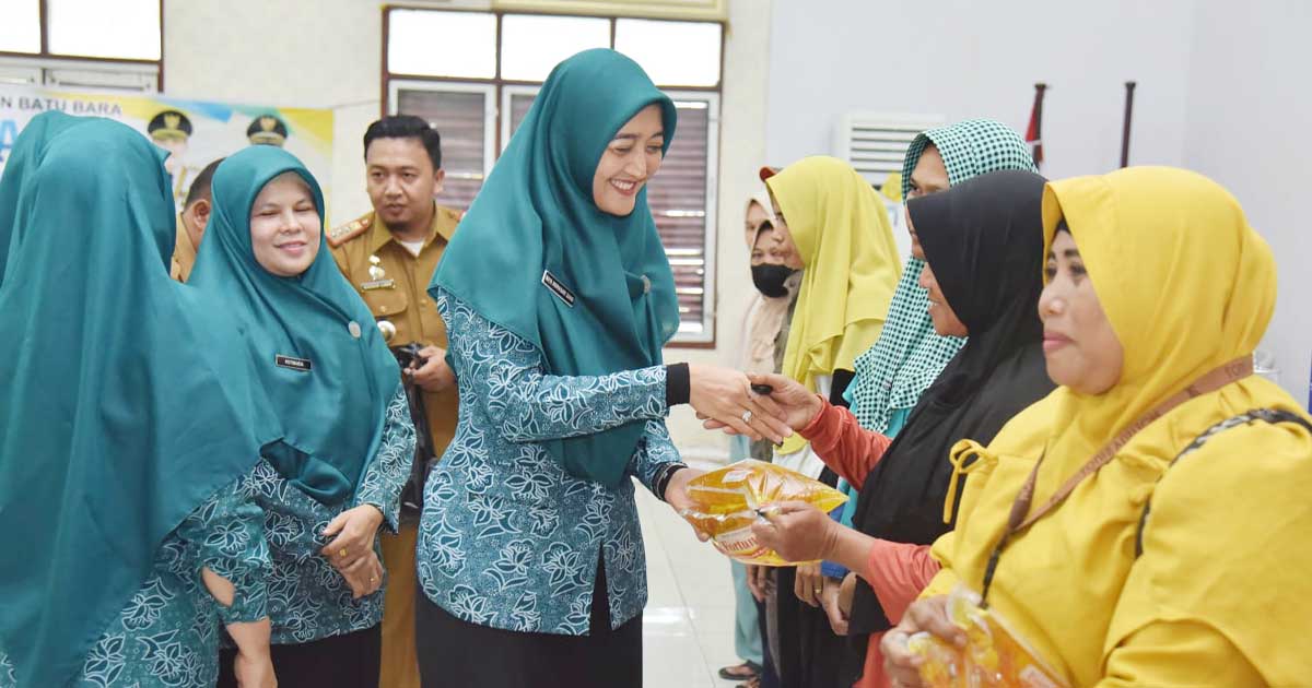 Ketua PKK Batu Bara Tinjau Operasi Pasar Murah