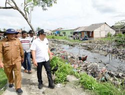 Bupati Batu Bara Tinjau Normalisasi Drainase di Nenas Siam
