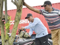 Sambil Gotong Royong Bupati Batu Bara Salurkan Bantuan