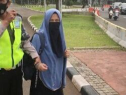 Wanita Bercadar Bawa Senpi Coba Terobos Istana Presiden