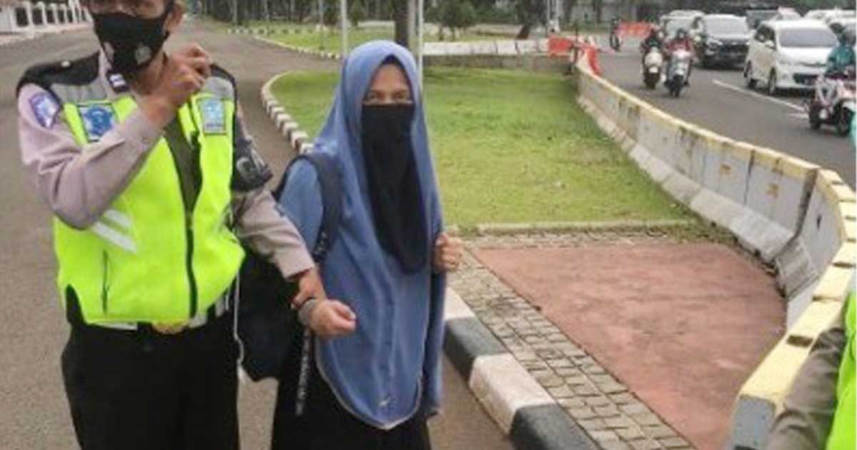 Wanita Bercadar Bawa Senpi Coba Terobos Istana Presiden